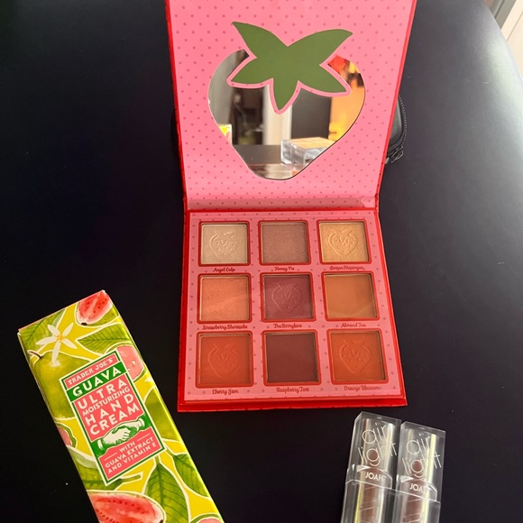 Bundle ofStrawberry Shortcake Eyeshadow Palette - Picture 3 of 5